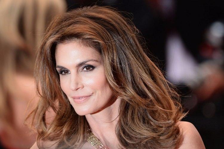 <p>Model Cindy Crawford cildine bir sprey kutusuna koyduğu sütü püskürtüyor.</p>
