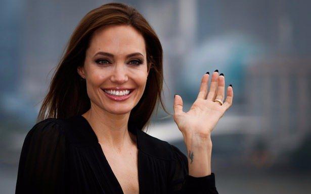 <p>Farklı uygulamalarla güzelleşmeye çalışan yıldızların reçeteleri sizi şaşırtacak!</p>

<p>Angelina Jolie doğumlarından sonra vücudundaki çatlakları ve izleri yok etmek için havyar kullanmış.</p>
