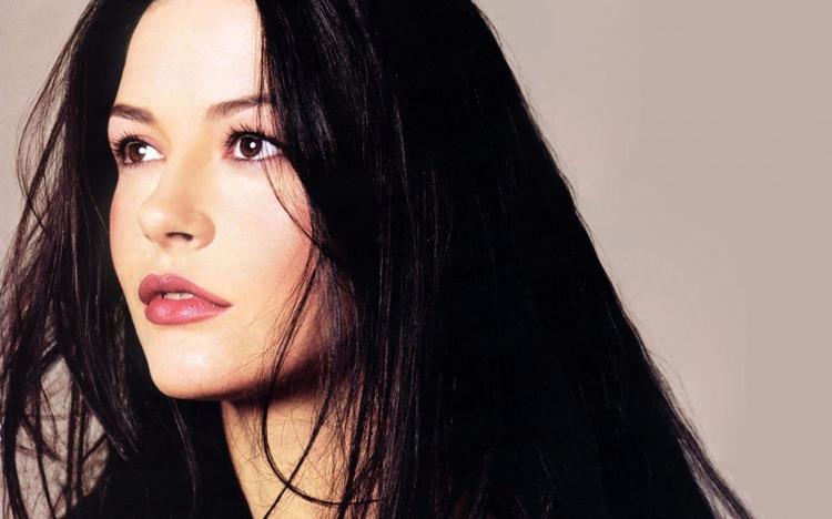 <p>Catherine Zeta Jones daha beyaz dişlere sahip olmak için dişlerini çilek püresiyle ovalıyormuş.</p>
