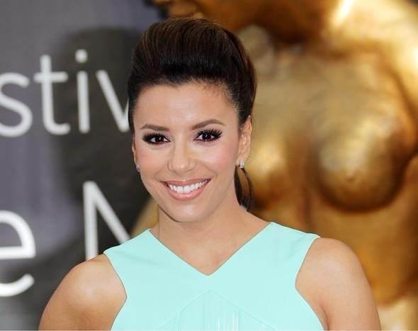 <p>Eva Longoria bebek cildi gibi yumuşak bir cilde kavuşmak için içinde plasenta bulunduran kremler kullanıyormuş. Bu kremleri kullanan diğer ünlüler arasında Ketie Holmes de var.</p>
