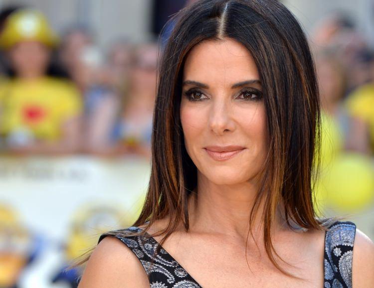 <p>Sandra Bullock, göz altlarındaki torbalanmayı ve morarmayı engellemek için hemoroid kremi kullanıyormuş. Güzel yıldızın fotoğraflarına bakılırsa, bu yöntem işe yarıyormuş gibi görünüyor.</p>
