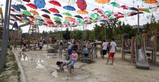 <p><strong>Bakırköy Botanik Park</strong></p>

<p>Parkta en çok ilgi gören yerlerden biri de oyun alanları.</p>
