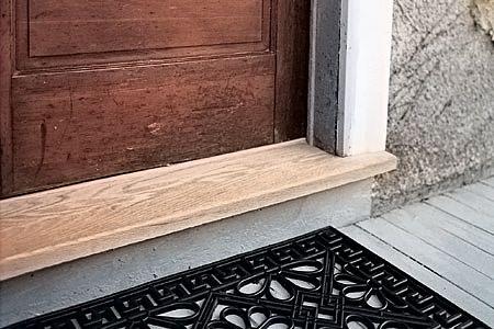 <p><strong>Kapı eşiği</strong></p>
<p>Şaman inancında Eşik Tanrısı ve Ocak Tanrısı vardı ve eski Türkler, Eşik Tanrısı’nı gücendirmemek için, eşik üzerindeki kapılara şiirler yazar, nakışla süslerlerdi. Bugün de Anadolu’da, pek çok evin kapısında at nalı, buğday demeti, nazar boncuğu gibi objelere rastlamak mümkün. </p>