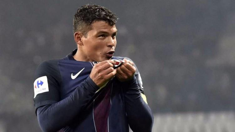 <p>THIAGO SILVA | Henüze 20 yaşında tüberküloz teşhisi konulan ve durumunun kritik olduğunu öğrenen Thiago Silva, doktorların futbolu bırakması önerisini dinlemedi ve futbol tarihinin en önemli savunmacılarından biri oldu.</p>