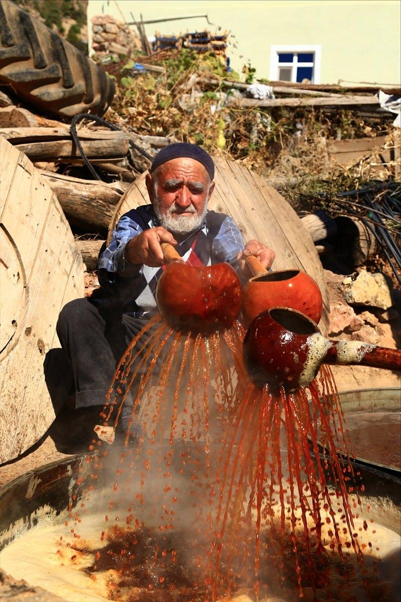 <p>Bölgeye has aroması, tadı, rengi bulunan üzümlerden, bağ bozumu sonrası pekmez kaynatıldığını bildiren İşcan, "İlçemizde kaynatılan pekmezde, üzüm dışında herhangi bir katkı maddesi kullanılmaz. </p>