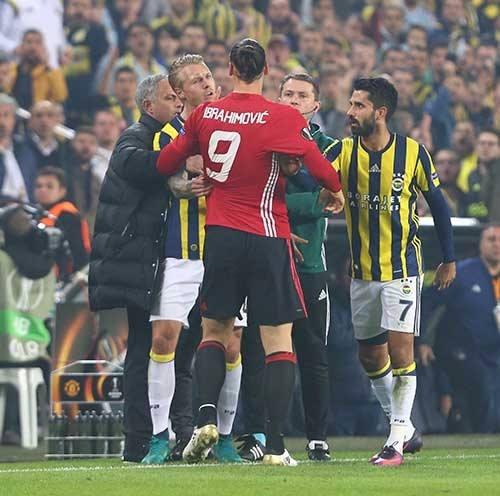 <p>Yüksek tirajlı Aftonbladet Gazetesi sürmanşetinde "Zlatan maça kavga için çıkmış'' başlığını kullandığı haberinin alt başlığında da, Moussa Sow'un röveşata ile attığı golle Fenerbahçe'nin maça iyi bir başlangıç yaptığını belirtti. </p>

<p> </p>
