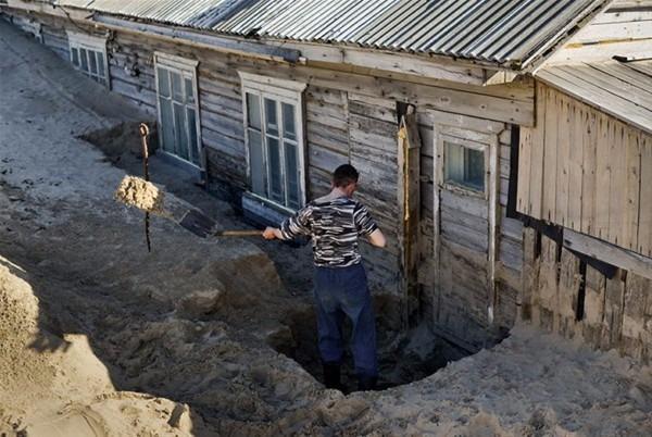 <p>Arkhangelsk Nenets Özerk Okrugu'nda bulunan köy adeta kuma gömülüyor. <br />
 </p>
