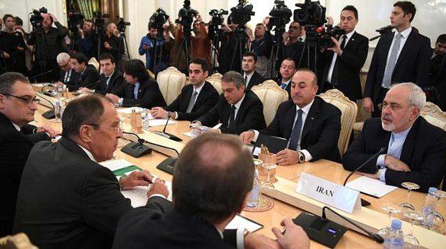 <p>Türkiye İdlib'in iç bölgelerinde, Rus güçleri ise dışında gözlem noktaları kuracak. TSK'nın İdlib ilindeki gerginliği azaltma bölgesinde ateşkes rejiminin takibi, kontrol ve gözlem noktaları oluşturmayı hedefleyen misyonu, ÖSO ile koordinasyon içerisinde gerçekleşiyor.</p>

<p> </p>
