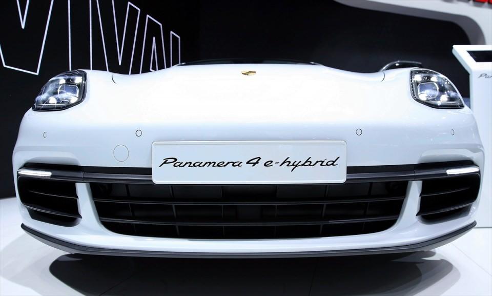 <p>Porsche Paramera 4 e - hybrid</p>
