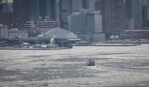 <p>&Ouml;zellikle son bir haftadır yaşanan soğuk hava hayatı olumsuz etkilemeyi s&uuml;rd&uuml;r&uuml;yor. Hava sıcaklığının g&uuml;nd&uuml;z -8 ila 10 derece arasında olduğu gece ise -20 dereceye kadar d&uuml;şt&uuml;ğ&uuml; kente, Hudson ve East Nehirleri'nin buzla kaplandığı g&ouml;r&uuml;ld&uuml;.&nbsp;</p>
