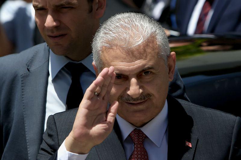 <p><strong>DEV PROJELERDE İMZASI VAR</strong></p>
<p>Dev projelerin altında onun imzası dikkati çekiyor. Bunlardan en önemlileri: 2003-2013 yılları arasında 17 bin 500 kilometre bölünmüş yol inşaatı, 2002’de 26 adet aktif havalimanının 55’e çıkartılması, Ankara-Eskişehir, Ankara-Konya, Ankara-İstanbul Yüksek Hızlı Tren projeleri, Marmaray projesi ile İstanbul’un iki yakasını denizaltından birbirine bağlayacak Avrasya Tüneli, 3. Boğaz Köprüsü (Yavuz Sultan Selim Köprüsü), dünyanın en uzun asma köprülerinden biri olan İzmit Geçiş Köprüsü, (1213 km) Yüksek Hızlı Tren demiryolu hattı inşası (9350) km. konvansiyonel demiryolu hattının yenilenmesi, Çandalı Limanı, Dünyanın en büyük havalimanı olacak İstanbul 3. Havalimanı, Türkiye’de havacılık sektöründe yüzde 15’lik büyüme…</p>