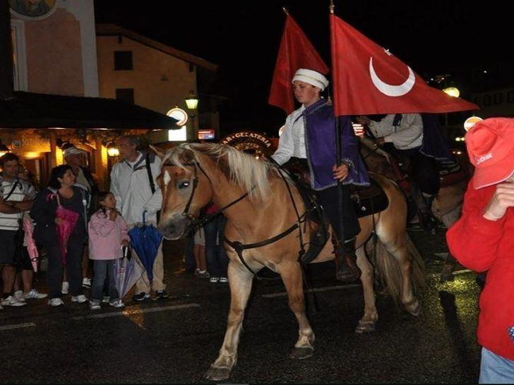 <p>Osmanlı Yeniçerisi köyde o kadar sevilir ki, her yıl köye gelişi kutlanır. </p>
