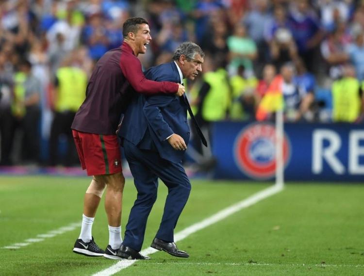 <p>17. dakikada sakatlanan, kendini zorlamasına rağmen 24'te sahayı terk eden Ronaldo, uzatma bölümlerinde yedek kulübesinde hop oturup hop kalktı...</p>
