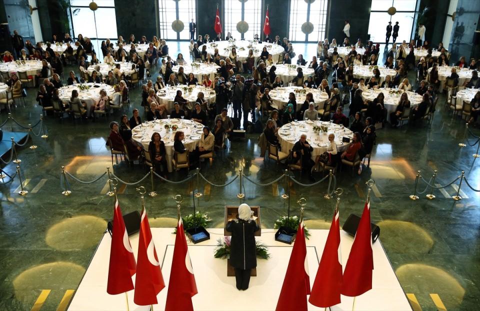 <p>Cumhurbaşkanı Recep Tayyip Erdoğan'ın eşi Emine Erdoğan, iş kadınları, kadın sanatçı ve sporcular ile Cumhurbaşkanlığı Külliyesi'nde yemekte bir araya geldi. Emine Erdoğan yemekte konuşma yaptı.</p>

<p> </p>

