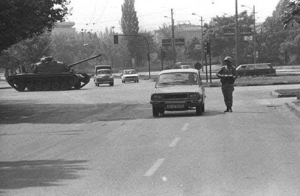 <p> 12 Eylül 1980 sabahı sokağa çıkma yasağı ilan edildi. </p>