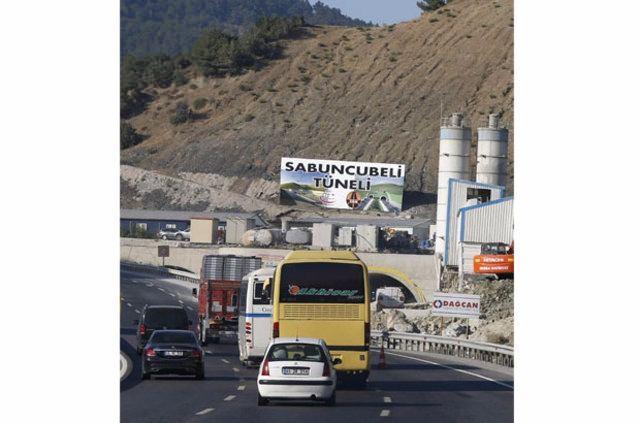 <p>Projenin tamamlanması ile tünel içinde yüzde 1,5 yol eğimi olacak ve bu kesimde yüksek 9'luk yüksek eğim ve 14 viraj ortadan kaldırılacak.</p>

<p> </p>
