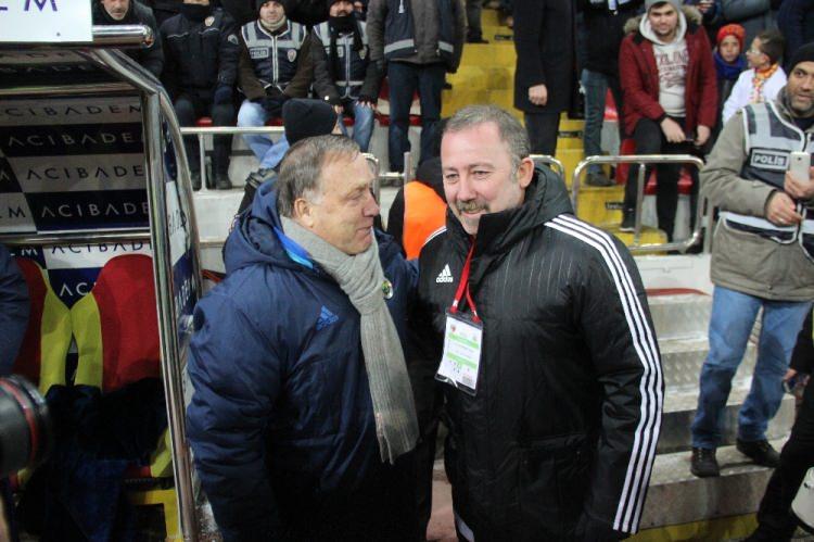<p>Spor Toto Süper Lig'in 19. haftasında deplasmanda Kayserispor'a 4-1 mağlup olup, şampiyonluk yarışında büyük bir yara alan Fenerbahçe, 21. yüzyıldaki en kötü performanslarından birini sergiledi. (Sporx)</p>
