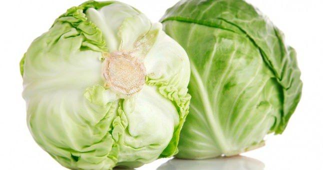 <p><strong>ZAYIFLAMA</strong></p>
<p>Beyaz lahananın 100 gramında 25 kalori bulunur. Bu sebepten dolayı diyet listelerinde sıklıkla tercih edilir. Lahanayı çorba olarak tüketmek sıvı atımını kolaylaştırır ve tok tutar. </p>