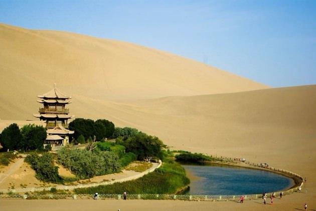 <p>Çin'in kuzeybatı şehirlerinden Dunhuang'a yaklaşık 6 km uzaklıkta.</p>