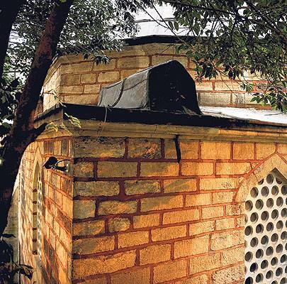 Kâtip Sinan Camii: 1496'da inşa edilen ve Laleli'de bulunan bu caminin hikâyesi, kubbesinin yanı başındaki Katip Sinan'ın kabrinden geliyor. Kabrin yerde değil de kubbenin kenarında bulunmasının sebebi ise şöyle anlatılıyor: