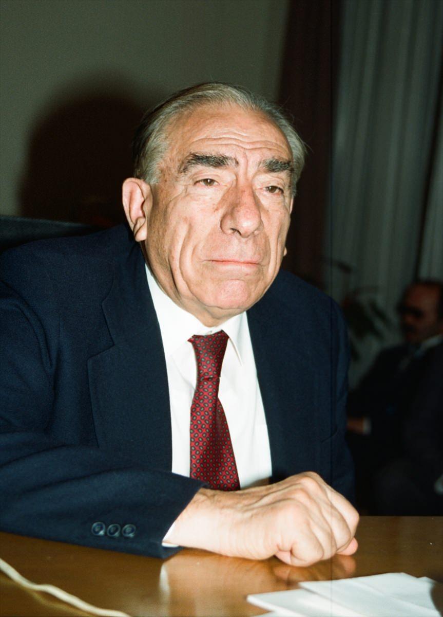 <p>MHP Genel Başkanı Türkeş, 25 Aralık 1991'de düzenlediği basın toplantısında görülüyor. </p>
