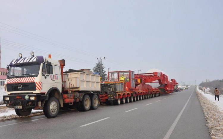 <p>Samsun'da 410 ton ağırlığındaki tek parça gaz türbini yüklenen özel çekici römork, Kırıkkale'nin Yahşihan ilçesine bağlı Kılıçlar köyündeki doğalgaz çevrim santraline doğru yola çıktı.</p>
