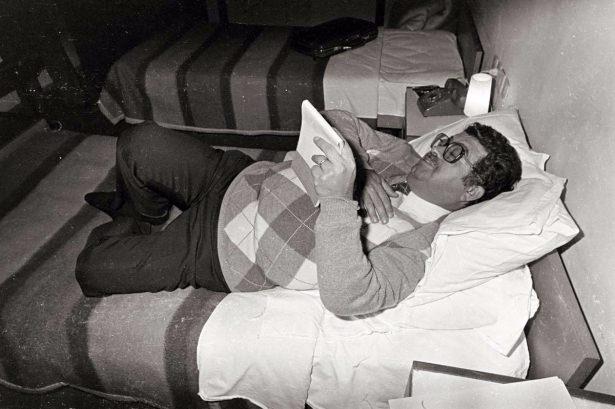 <p>Turgut Özal, otel odasında miting konuşmasına hazırlanıyor, 1983.</p>

<p> </p>
