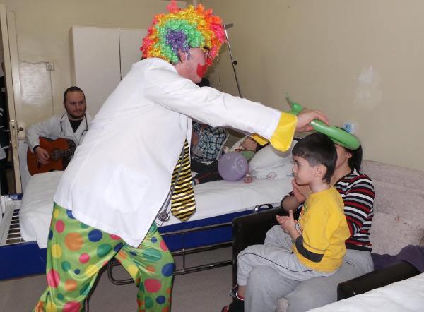 Ordu Üniversitesi Araştırma ve Uygulama Hastanesi Başhekimi Yrd. Doç. Dr. Özgür Enginyurt, bu tür eğlenceyi aylık olarak periyotlar halinde devam ettirmek istediklerini belirtti. Yrd. Doç. Dr. Enginyurt, "Burada yatan çocuklarımızın bir çoğu çocuk tiyatrosu görmemiş çocuklar. Burada tedavi gördükleri süre içerisinde biraz hastalıklarını unutturalım istedik. Hastanemizde bu etkinlik daha önce bir kez daha düzenlenmişti. Bundan sonra belli bir periyotta aylık yapmayı düşünüyoruz. Katkıda bulunanlara teşekkür ediyoruz" dedi.