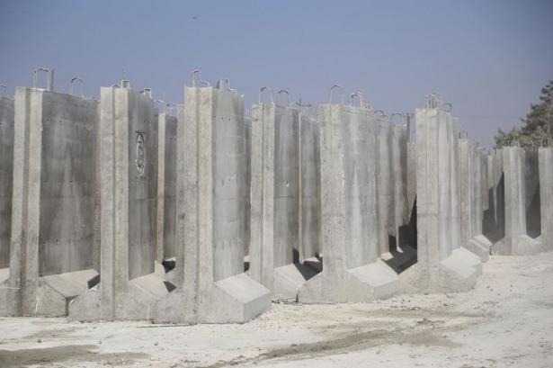 <p>Beton bloklar 2 metre genişliğinde, 3 metre uzunluğunda ve 7 ton ağırlığında olacak.</p>