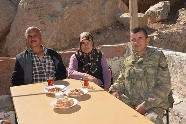 <p> Annesini ve babasını karşısında gören Bayram Özmetli bir anda donup kaldı. Daha sonra sarılan anne ve oğlu sevinç gözyaşları döktü. Dakikalarca sarılan anne ve asker oğlu hasret giderdi. Oğlunu gördüğü için çok mutlu olduğunu söyleyen Zeynep Özmetli, her annenin bunu yaşaması gerektiğini söylerken, büyük sevinç yaşayan Bayram Özmetli ise bir türlü konuşamadı.</p>