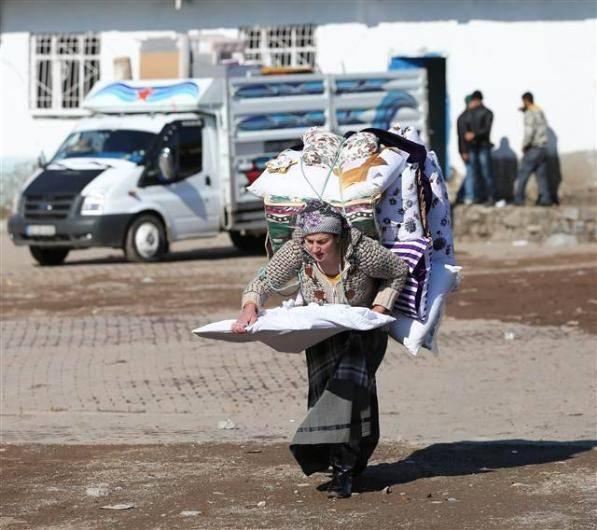<p>Evlerinden alabildikleri eşyalarını taşımaya çalışan kadınların yaşadıkları sıkıntı objektiflere yansıdı.</p>
<p> </p>
