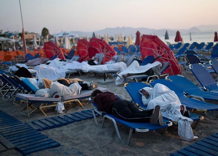 <p>Kos adasında tatil yapan İngiliz turistlerin  iki kişinin hayatını kaybettiği depremin ardından cumartesi  gecesi yaşanan artçı sarsıntılarla gece otelin içine uyumalarına izin verilmediği ortaya çıktı.</p>
