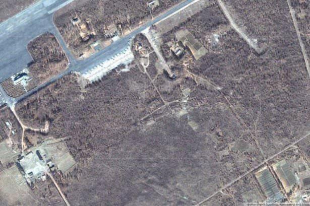 <p><strong>SAMJIYON ASKERİ HAVAALANI, RYANGGANG, KUZEY KORE</strong></p>

<p>Kapalı bir rejimle yönetilen Kuzey Kore'de birçok bölgeye sansür nedeniyle girilemediğini düşünüyorsanız, yanılıyorsunuz. Ancak Kuzey Kore'de de, Google yer haritasının giremediği noktalar bulunuyor. Kuzey Kore'deki Samjiyon Askeri Havaalanı'na Google yer haritasından ulaşmak istediğinizde, bazı binaların üstünün karartıldığını görüyorsunuz.</p>
