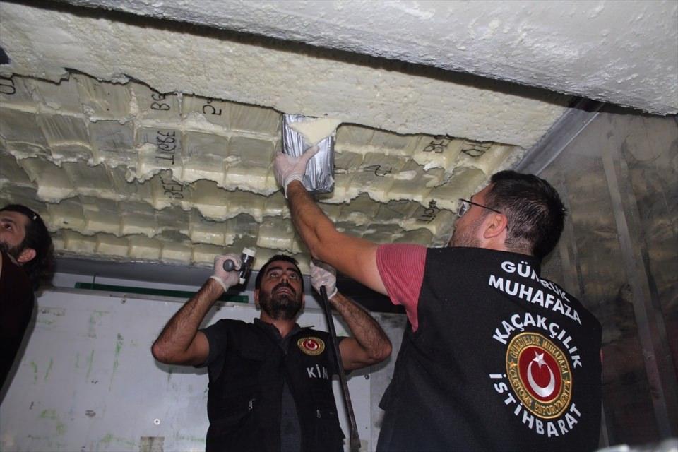 <p>Gerçekleştirilen x-ray taramasında konteynerin tavan kısmında yoğunluk farkı olduğu tespit edildi.</p>