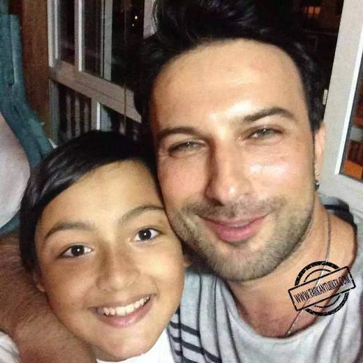 <p>Yemek masasının en başında oturan Tarkan, aile üyeleriyle hatıra fotoğrafı çektirmeyi unutmadı. </p>
