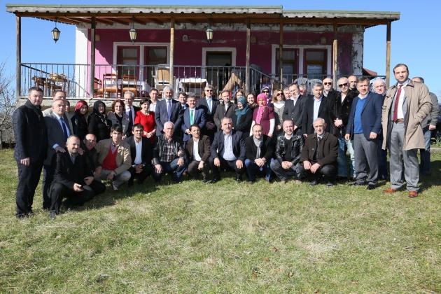 Yılmaz bugün, 1877 Osmanlı-Rus Savaşı’ndan sonra kurulan ve kendine özgü sivil mimari yapıları, yöresel yemekleri ve eğlence kültürü ile Karadeniz bölgesinde farklı bir yapıya sahip, eko turizme öncülük eden Kabakdağı Köyü’nü ziyaret etti. 