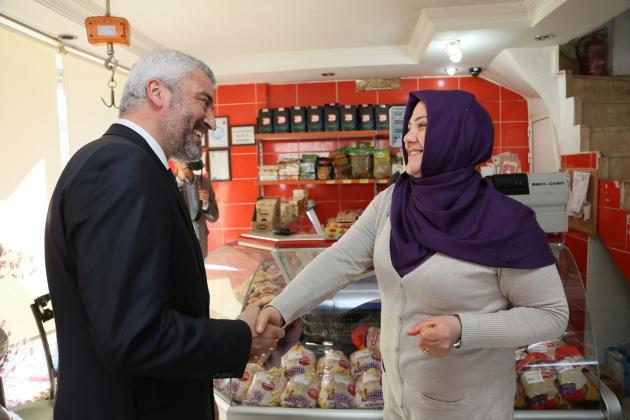 Turizmci Güven Özel’den köyde yapılmakta olan, ev pansiyonculuğu, organik tarım ve eko turizmle ilgili bilgi alan Yılmaz, büyükşehirle birlikte kırsal kalkınmanın sağlanması için her türlü çalışmaya destek vereceklerinin sözünü verdi. 