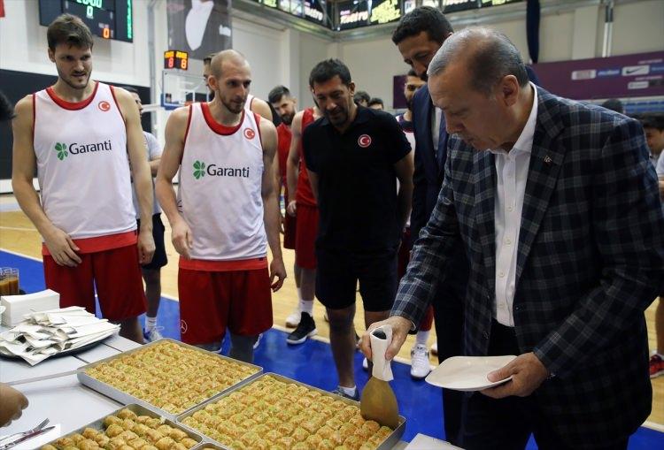 <p>Erdoğan, Ataşehir'deki Fenerbahçe Ülker Sports Arena'ya giderek yarın ki Rusya maçı öncesi son antrenmanlarını yapan 12 dev adama moral ziyaretinde bulundu.</p>
