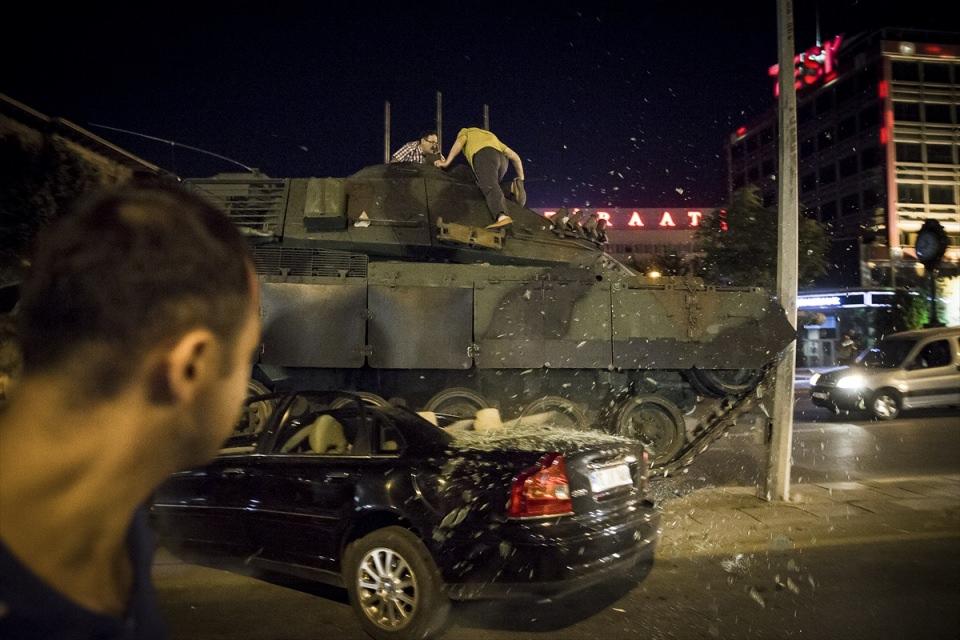 <p>Ankara'da vatandaşlar, Fethullahçı Terör Örgütü'nün (FETÖ) darbe girişimine karşı tankların üstüne çıkarak tepki gösterdi.</p>