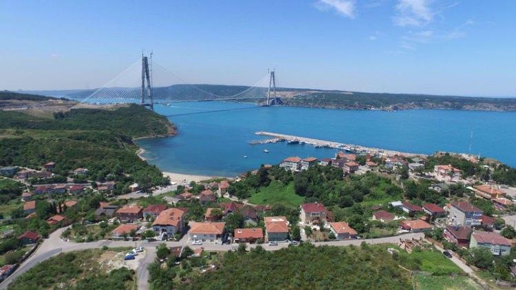 <p>Ulaşım modları ile entegrasyonun sağlanmasıyla İstanbul şehir içi trafiğinde yaşanan yoğunluğun azaltılması, yoğun trafikten kaynaklanan hava kirliliği ve çevre sorunlarının ortadan kaldırılması öngörülüyor</p>
