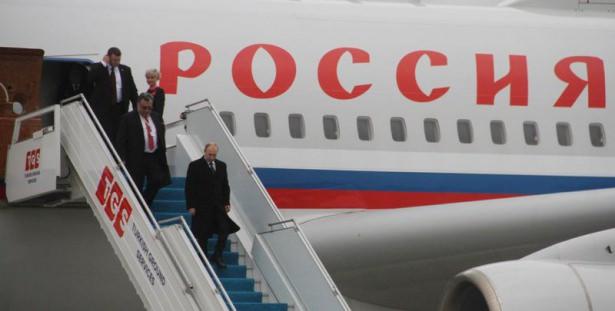 <p>Rusya Devlet Başkanı Vladimir Putin'i uçağı Ankara Esenboğa Havalimanı'na indi. Putin ve beraberindeki heyeti havalimanında Enerji ve Tabii Kaynaklar Bakanı Taner Yıldız ile birlikte çok sayıda üst düzey isim karşıladı.</p>

<p> </p>
