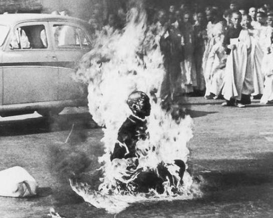 <p>1963 Malcolm W. Browne, ABD</p>

<p>Budist rahip Thich Quang Duc, Güney Vietnam Hükümeti'nin din adamlarına eziyet etmesini kendini yakarak protesto ediyor. Rahip yanarak ölürken hiç ses çıkarmadı ve kıpırdamadı.</p>
