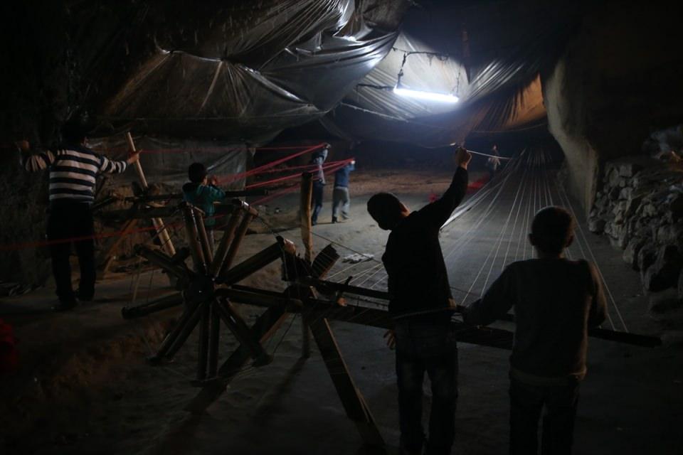 <p>Gaziantep Şehreküstü Mahallesi'nde asırlık kendir geleneğini yaşatan ustalar, Sulu Mağara'daki el yapımı tezgahlarda günde 50 kilometreye yakın yol yürüyerek kendir üretiyorlar. </p>
