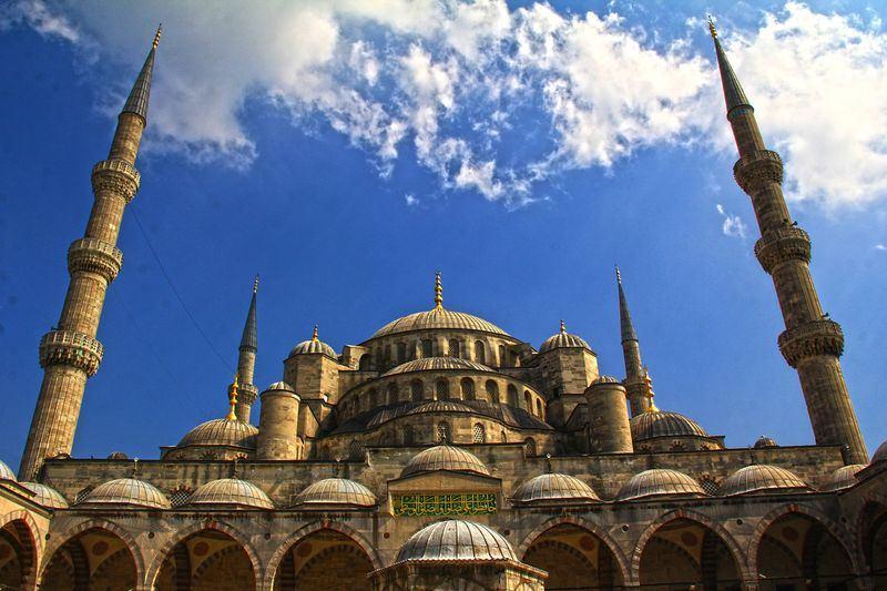 <p>İstanbul’un gözde mabetlerinden, Osmanlı Devleti’nin en büyük miraslarından biri Sultanahmet Camisi.</p>