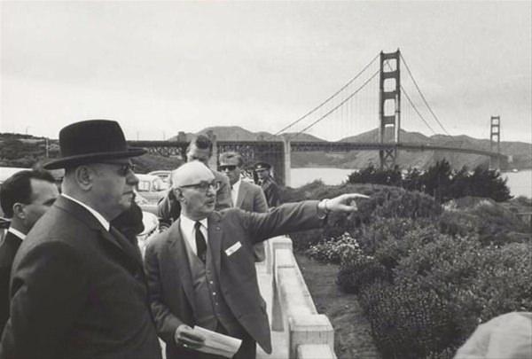 <p>5. Cumhurbaşkanı Cevdet Sunay, ABD'nin San Francisco şehrine yaptığı ziyarette yetkililerden bilgi alırken… (7 Nisan 1967).</p>

<p>​</p>

