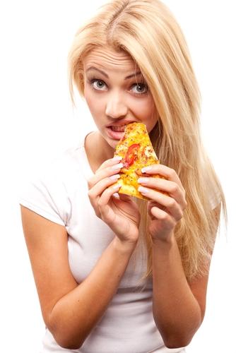 <p>6- Pizza içerisinde kümes hayvanları ve et varsa, buharlıyken yenmeli.</p>
