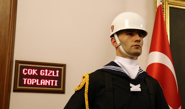 <p><strong>TOPLANTI KARARGAH'TAN ÇIKTI</strong><br />
<br />
Daha önce Genelkurmay Başkanlığındaki "Çakmak Salonu"nda yapılan "çok gizli" nitelikli şura toplantısı, Genelkurmay Karargahı dışına üçüncü kez taşınmış oldu. </p>