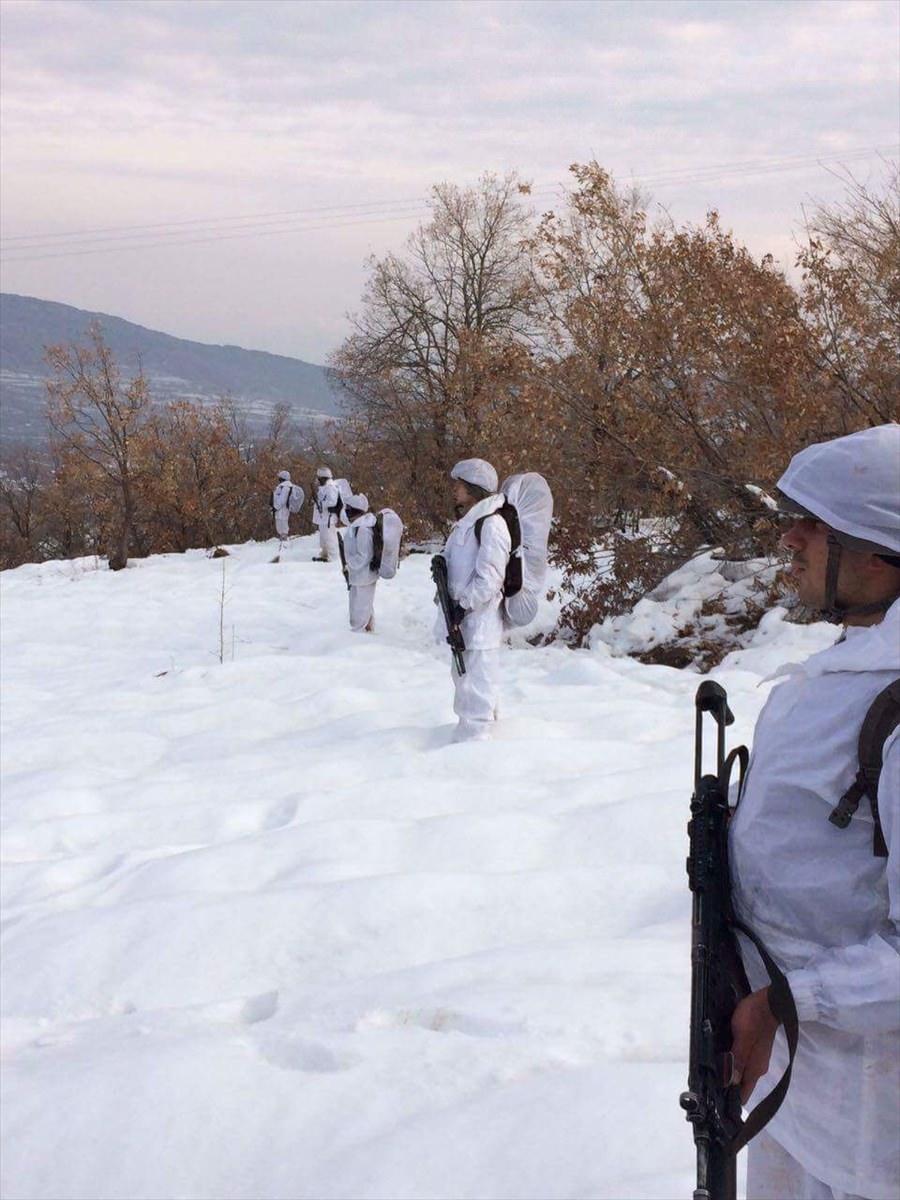 <p>Valilikten yapılan açıklamada, Lice, Hazro ve Kocaköy ilçeleri kırsalında faaliyet yürüten PKK'lı teröristlerin etkisiz hale getirilmesi, terör örgütü mensuplarınca kullanıldığı değerlendirilen sığınak, barınak ve depo alanlarının tahrip edilmesi ve malzemelerin ele geçirilmesi, işbirlikçiler ve aranan şüphelilerin yakalanması, örgütün finans kaynağı uyuşturucu ekim alanlarının imhası ve imal edilmiş uyuşturucunun ele geçirilmesi amacıyla 27 Aralık'ta başlatılan operasyonun sona erdiği belirtildi.</p>