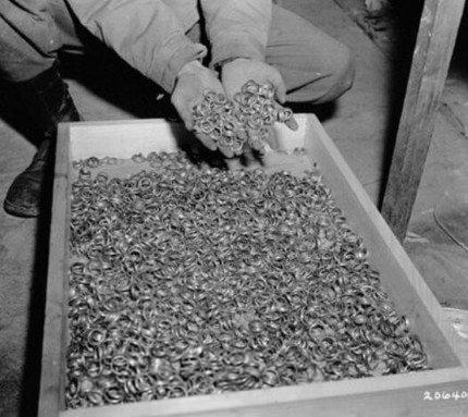 <p>II. Dünya Savaşı'ndaki toplama kamplarından bir görüntü. Her yüzük çifti bir aileyi, bir evliliği temsil ediyor. 1945</p>
<p> </p>