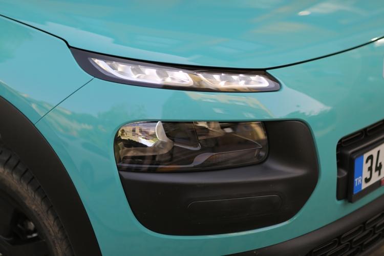 <p><span style="color:rgb(178, 34, 34)"><strong>KONTROLÜ ELİNE AL, HEM DAHA ZEVKLİ</strong></span></p>

<p>Citroen C4 Cactus’ün kullanımı ise keyif veriyor. Araçta 1.6 litrelik dizel motor görev yapıyor. Bu motor 92 beygir gücündeyken, tor değeri 230 Nm. Aktarma işlevini ise 6 ileri otomatikleştirilmiş şanzıman üsteniyor.</p>
